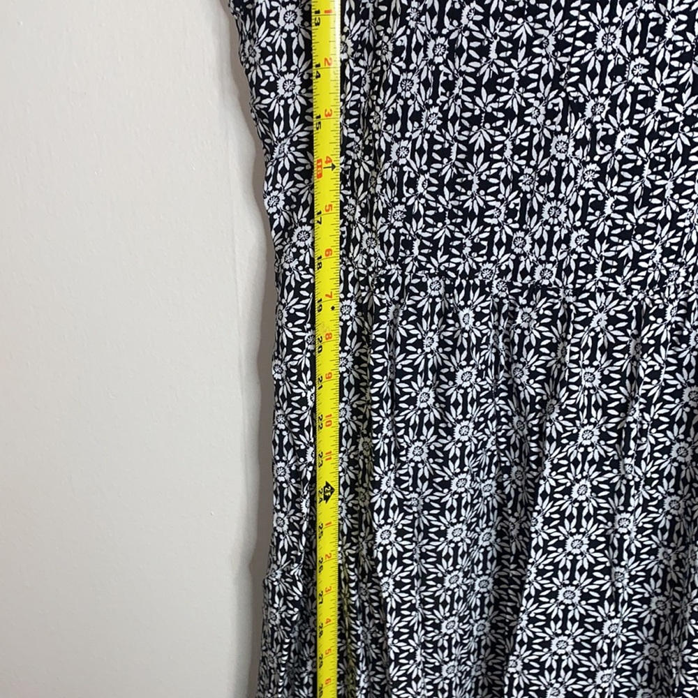 🪼Adorable black and white flower pattered sundress! - Picture 4 of 8